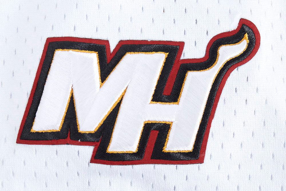 NBA MIAMI HEAT SCRIPT TAIL CHEMISE BOUTONNÉE EN FILET POUR HOMME (BLANC/NOIR/BLANC)