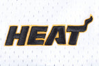 NBA MIAMI HEAT SCRIPT TAIL CHEMISE BOUTONNÉE EN FILET POUR HOMME (BLANC/NOIR/BLANC)