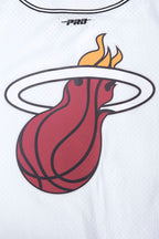 NBA MIAMI HEAT SCRIPT TAIL CHEMISE BOUTONNÉE EN FILET POUR HOMME (BLANC/NOIR/BLANC)