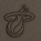NBA MIAMI HEAT NEUTRAL T-SHIRT À ÉPAULES TOMBANTES POUR HOMME (TAUPE FONCÉ)