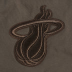 NBA MIAMI HEAT NEUTRAL T-SHIRT À ÉPAULES TOMBANTES POUR HOMME (TAUPE FONCÉ)