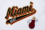 NBA MIAMI HEAT SCRIPT TAIL CHANDAIL À CAPUCHON EN MOLLETON CÔTELÉ POUR HOMME (BLANC/NOIR)