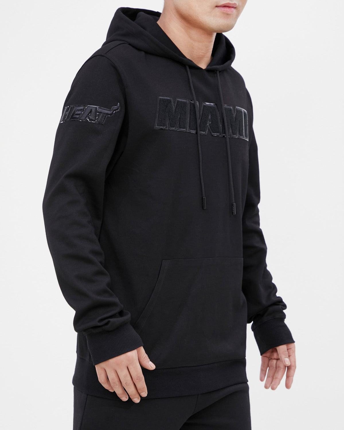 NBA MIAMI HEAT TRIPLE BLACK MEN'S PULLOVER HOODIE (TRIPLE BLACK)