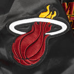 NBA MIAMI HEAT RETRO CLASSIC BLOUSON EN SATIN À BORDS CÔTELÉS POUR GARÇON JUNIOR (NOIR)