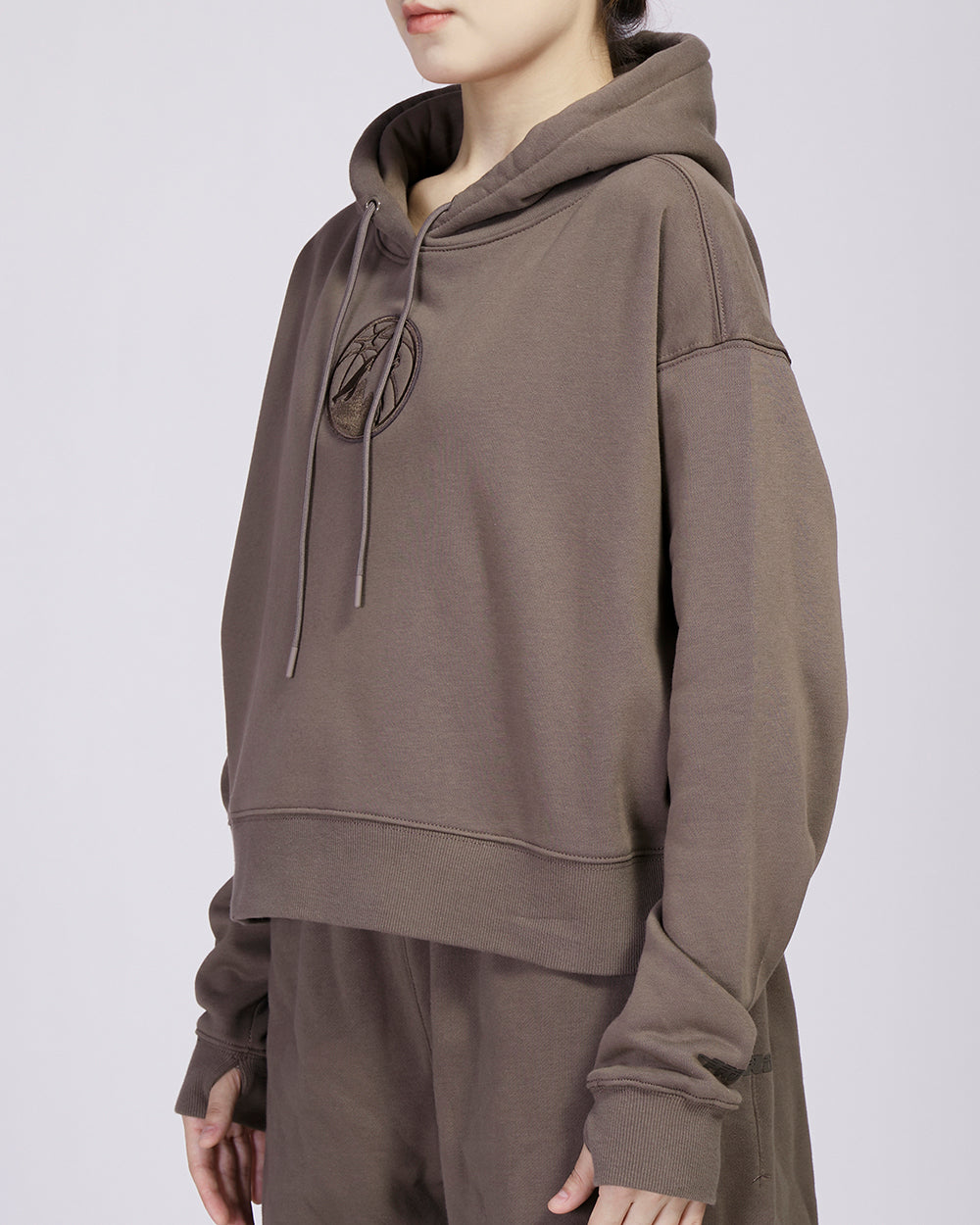 NBA MINNESOTA TIMBERWOLVES NEUTRAL CROPPED WOMEN'S PO HOODIE (DARK TAUPE)