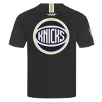 NBA NEW YORK KNICKS UNDER THE LIGHTS T-SHIRT EN JERSEY SIMPLE POUR HOMME (NOIR)