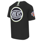 NBA NEW YORK KNICKS UNDER THE LIGHTS T-SHIRT EN JERSEY SIMPLE POUR HOMME (NOIR)