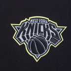 NBA NEW YORK KNICKS UNDER THE LIGHTS T-SHIRT EN JERSEY SIMPLE POUR HOMME (NOIR)