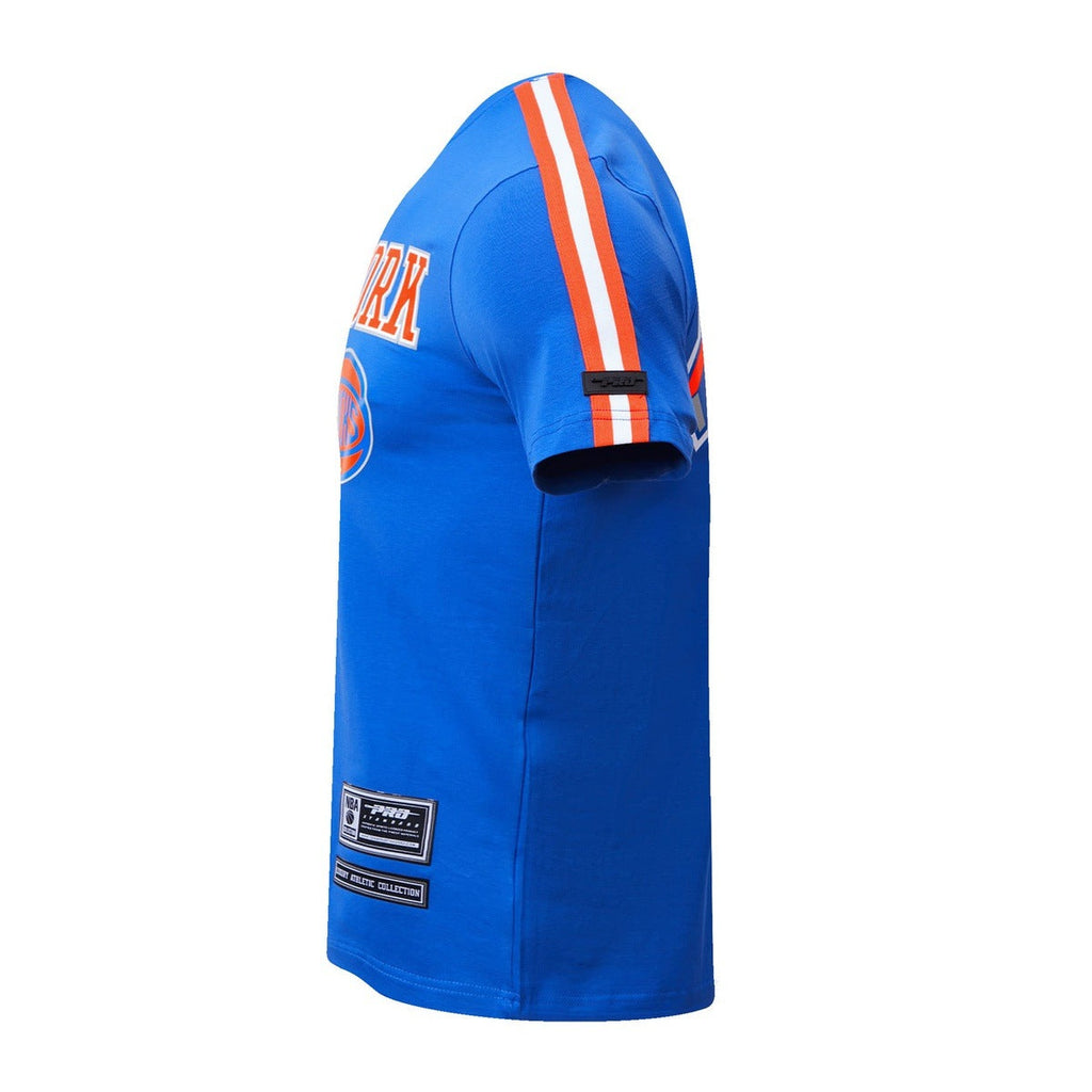 NBA NEW YORK KNICKS T-SHIRT PRO TEAM À BANDES ET À LOGO POUR HOMME (BLEU ROYAL/ORANGE)