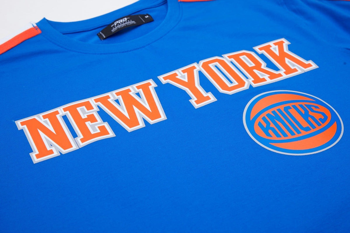 NBA NEW YORK KNICKS T-SHIRT PRO TEAM À BANDES ET À LOGO POUR HOMME (BLEU ROYAL/ORANGE)