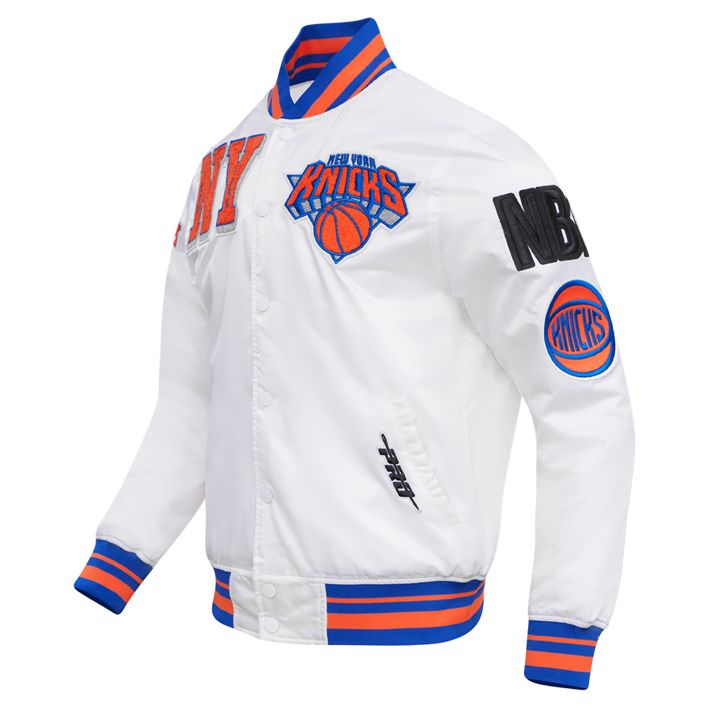 NBA NEW YORK KNICKS MASH UP BLOUSON EN SATIN À BORDS CÔTELÉS POUR HOMME (BLANC/BLEU ROYAL/ORANGE)