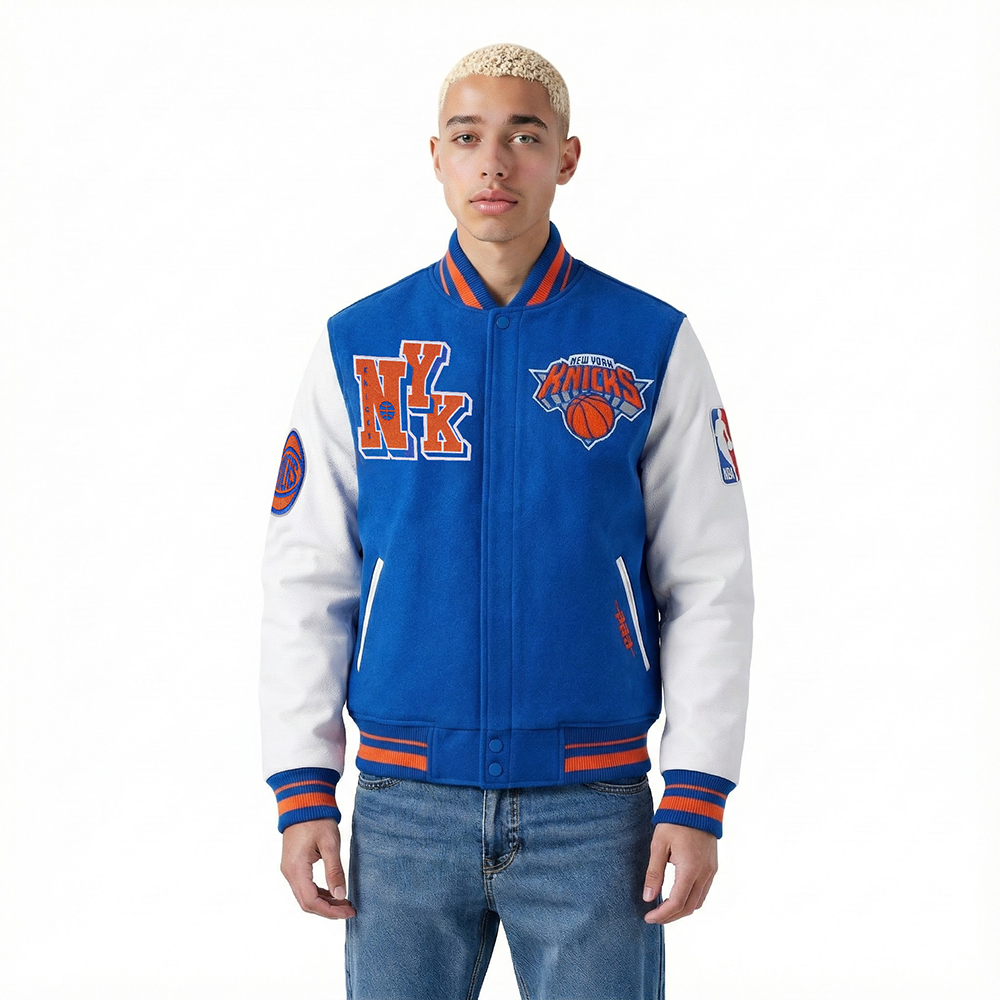 NBA NEW YORK KNICKS BEST OF BLOUSON COLLÉGIAL EN LAINE À BORDS CÔTELÉS POUR HOMME (BLEU ROYAL/ORANGE/BLEU ROYAL)
