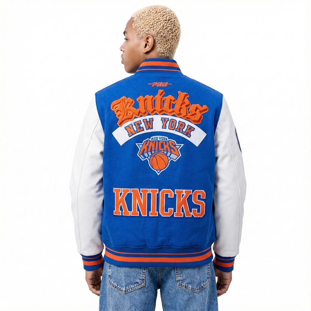 NBA NEW YORK KNICKS BEST OF BLOUSON COLLÉGIAL EN LAINE À BORDS CÔTELÉS POUR HOMME (BLEU ROYAL/ORANGE/BLEU ROYAL)