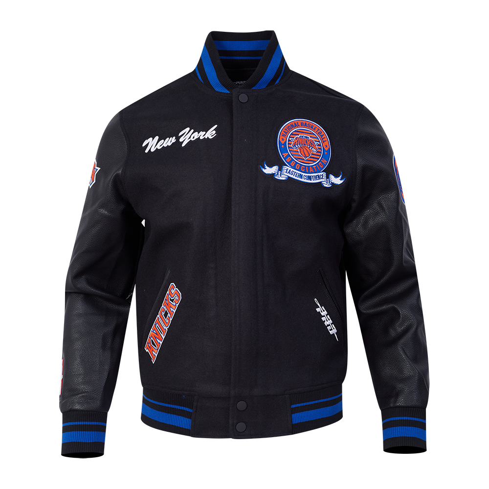 NBA NEW YORK KNICKS TEAM BADGE BLOUSON COLLÉGIAL EN LAINE À BORDS CÔTELÉS POUR HOMME (NOIR/BLEU ROYAL/NOIR)