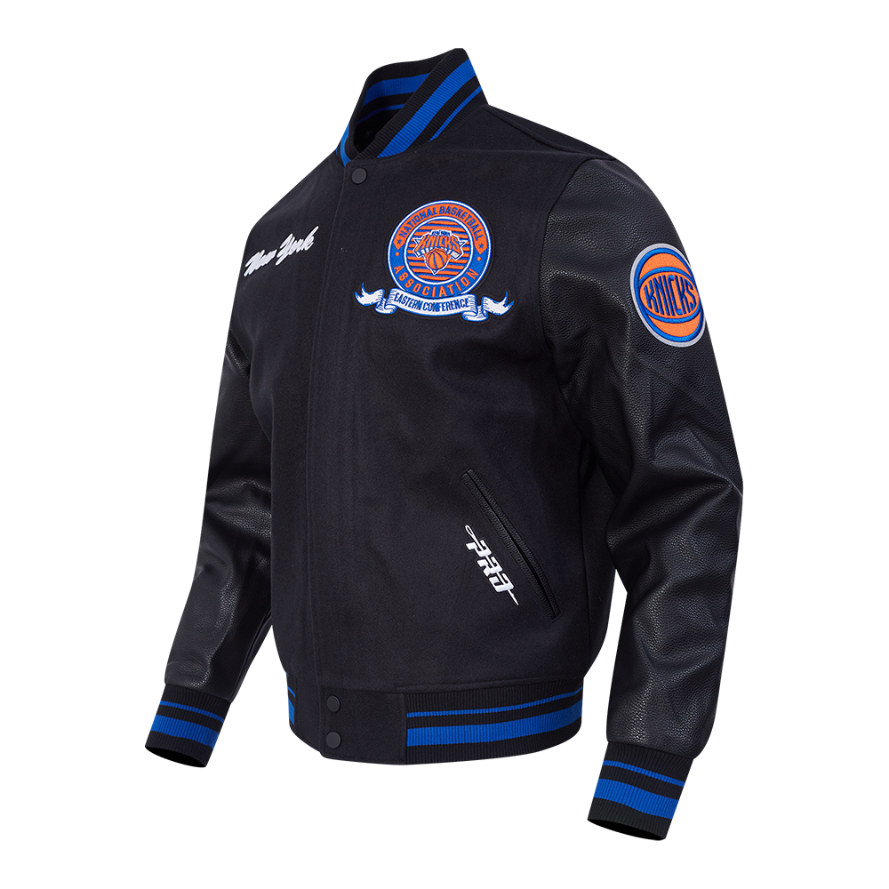 NBA NEW YORK KNICKS TEAM BADGE BLOUSON COLLÉGIAL EN LAINE À BORDS CÔTELÉS POUR HOMME (NOIR/BLEU ROYAL/NOIR)