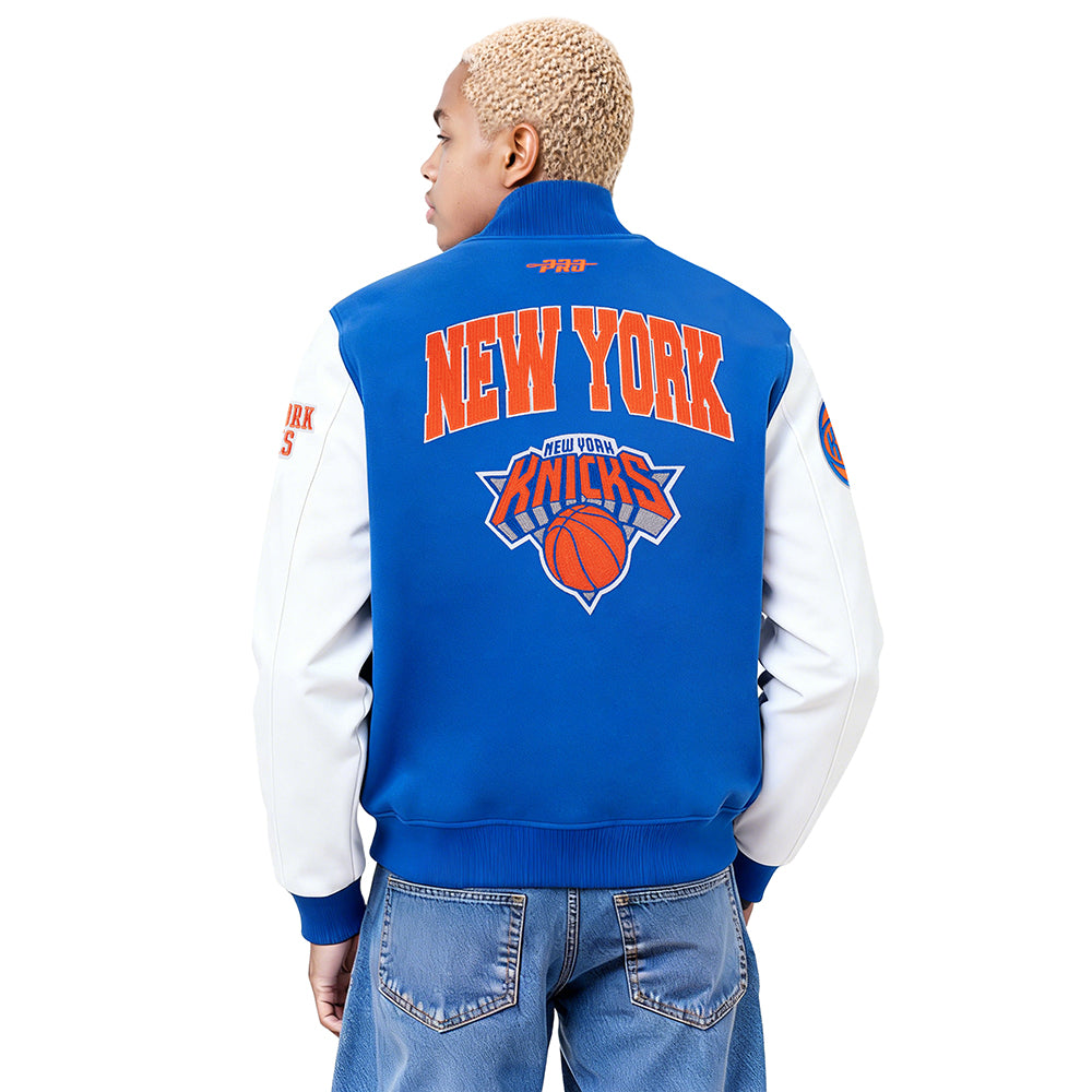 NBA NEW YORK KNICKS CITY ARCH BLOUSON COLLÉGIAL EN LAINE POUR HOMME (BLEU ROYAL/BLANC)