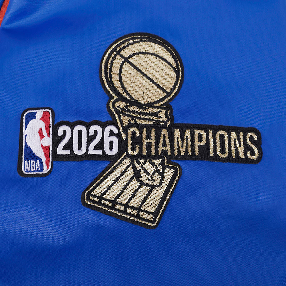 NBA NEW YORK KNICKS BLOUSON DU CHAMPIONNAT 2026 EN SATIN POUR HOMME (BLEU ROYAL/ORANGE/BLEU ROYAL)