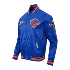 NBA NEW YORK KNICKS BLOUSON DU CHAMPIONNAT 2026 EN SATIN POUR HOMME (BLEU ROYAL/ORANGE/BLEU ROYAL)