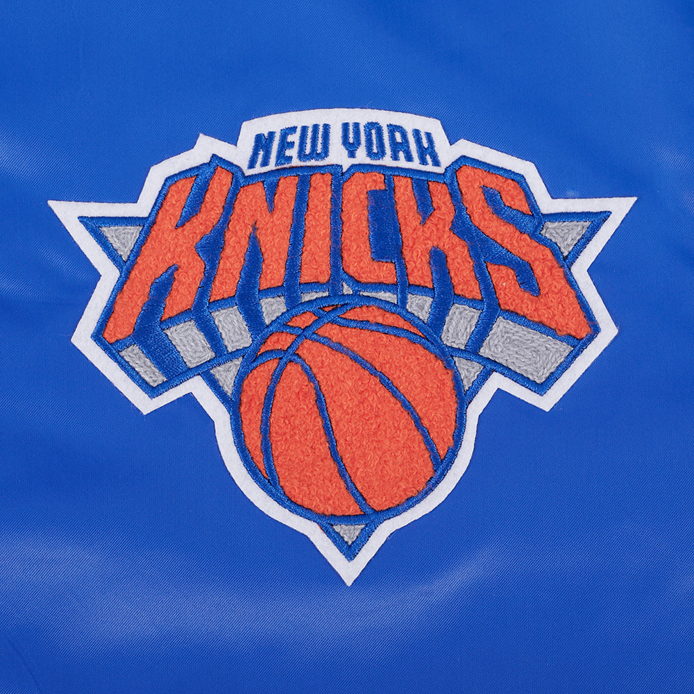 NBA NEW YORK KNICKS BLOUSON DU CHAMPIONNAT 2026 EN SATIN POUR HOMME (BLEU ROYAL/ORANGE/BLEU ROYAL)