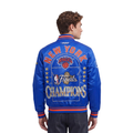 NBA NEW YORK KNICKS BLOUSON DU CHAMPIONNAT 2026 EN SATIN POUR HOMME (BLEU ROYAL/ORANGE/BLEU ROYAL)