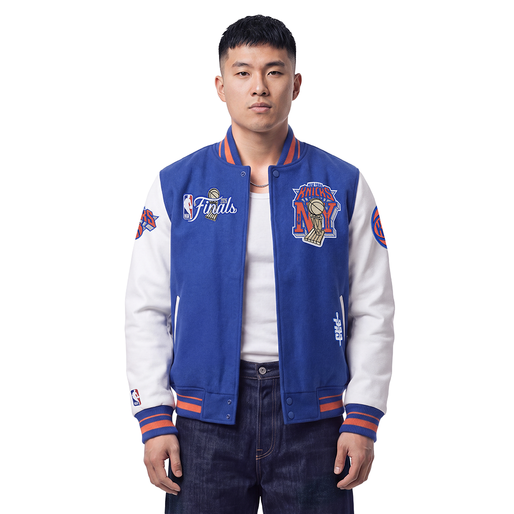 NBA NEW YORK KNICKS BLOUSON COLLÉGIAL POUR HOMME (BLEU ROYAL/ORANGE/BLEU ROYAL)