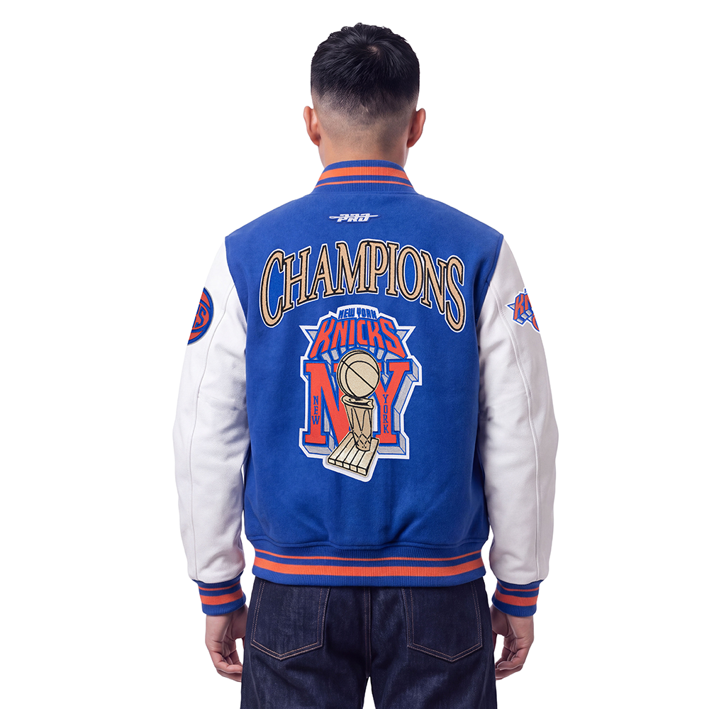 NBA NEW YORK KNICKS BLOUSON COLLÉGIAL POUR HOMME (BLEU ROYAL/ORANGE/BLEU ROYAL)