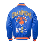 NBA NEW YORK KNICKS BLOUSON EN SATIN POUR HOMME (BLEU ROYAL/ORANGE/BLEU ROYAL)