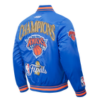NBA NEW YORK KNICKS BLOUSON EN SATIN POUR HOMME (BLEU ROYAL/ORANGE/BLEU ROYAL)