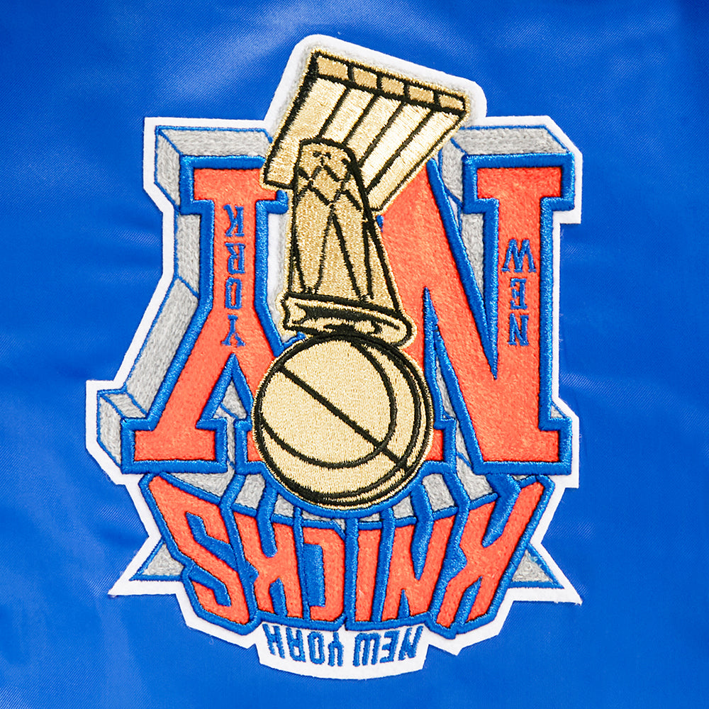 NBA NEW YORK KNICKS BLOUSON EN SATIN POUR HOMME (BLEU ROYAL/ORANGE/BLEU ROYAL)
