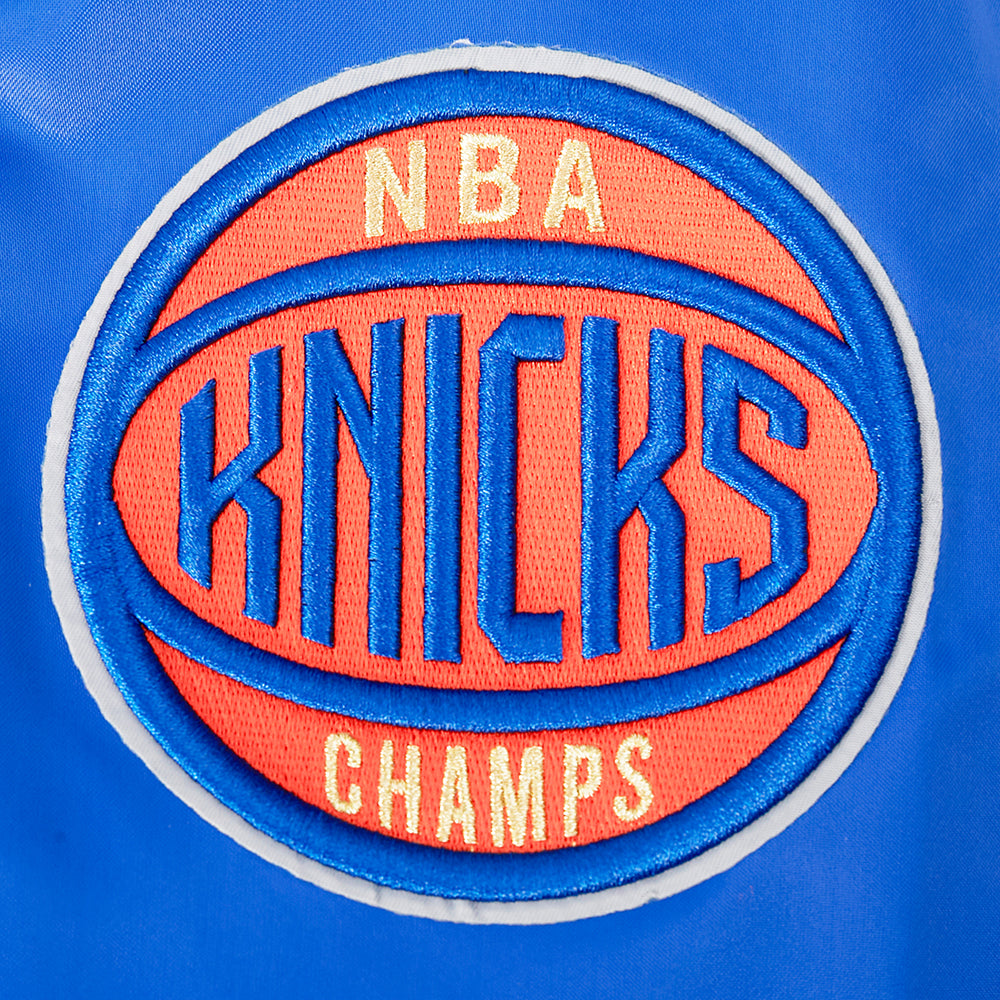 NBA NEW YORK KNICKS BLOUSON EN SATIN POUR HOMME (BLEU ROYAL/ORANGE/BLEU ROYAL)
