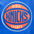 NBA NEW YORK KNICKS BLOUSON EN SATIN POUR HOMME (BLEU ROYAL/ORANGE/BLEU ROYAL)