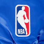 NBA NEW YORK KNICKS BLOUSON EN SATIN POUR HOMME (BLEU ROYAL/ORANGE/BLEU ROYAL)
