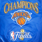 NBA NEW YORK KNICKS BLOUSON EN SATIN POUR HOMME (BLEU ROYAL/ORANGE/BLEU ROYAL)