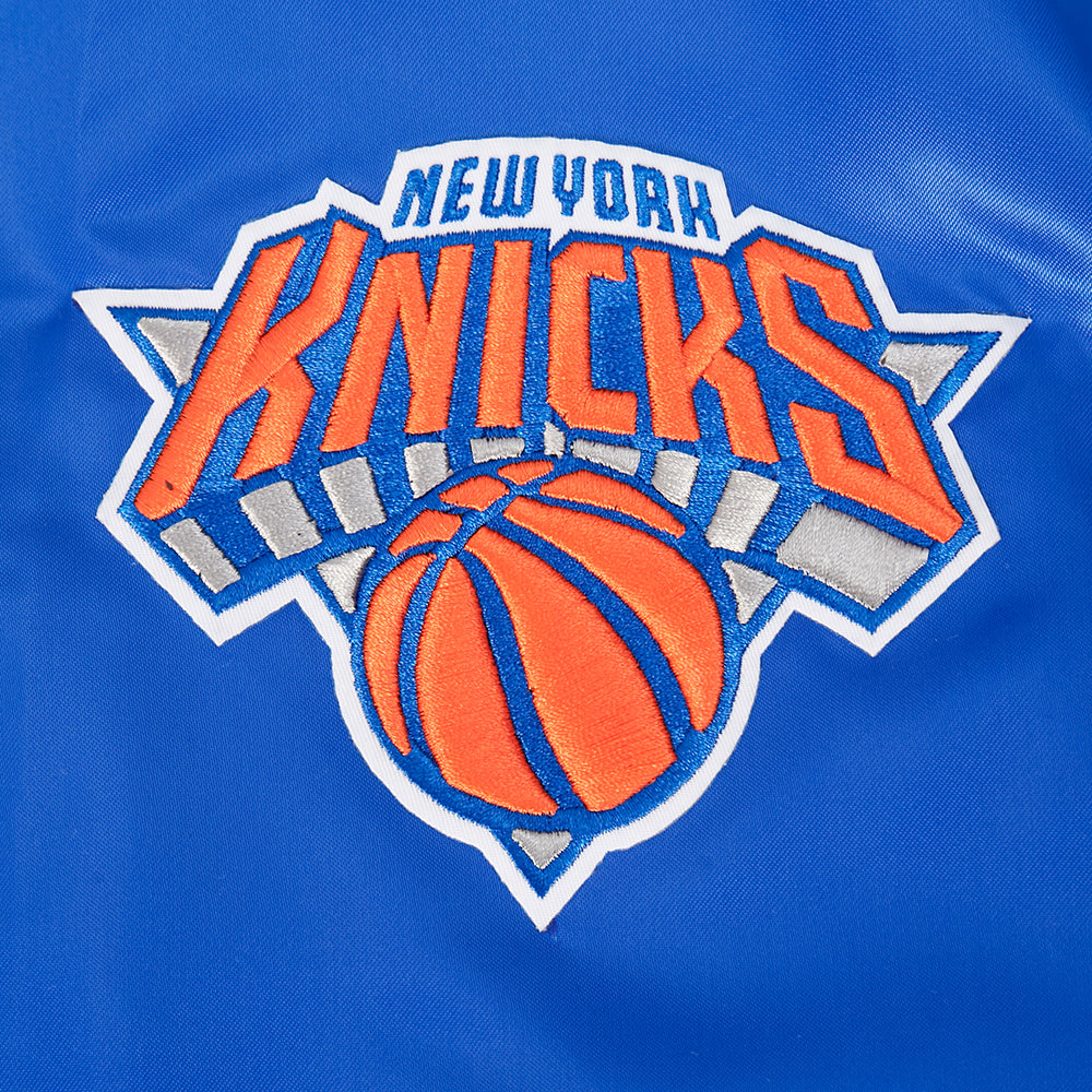 NBA NEW YORK KNICKS BLOUSON EN SATIN POUR HOMME (BLEU ROYAL/ORANGE/BLEU ROYAL)
