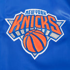 NBA NEW YORK KNICKS BLOUSON EN SATIN POUR HOMME (BLEU ROYAL/ORANGE/BLEU ROYAL)