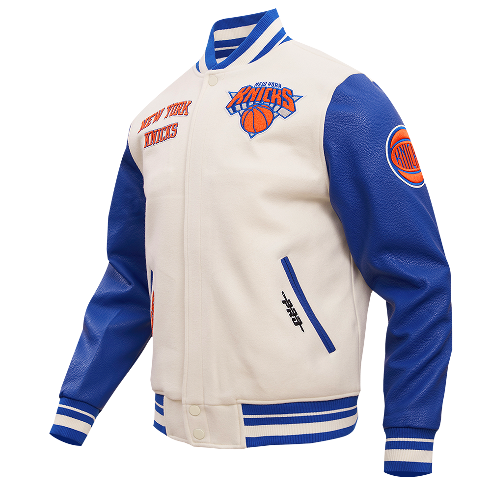 NBA NEW YORK KNICKS RETRO CLASSIC BLOUSON COLLÉGIAL EN LAINE À BORDS CÔTELÉS POUR HOMME (COQUILLE D'ŒUF/BLEU ROYAL)