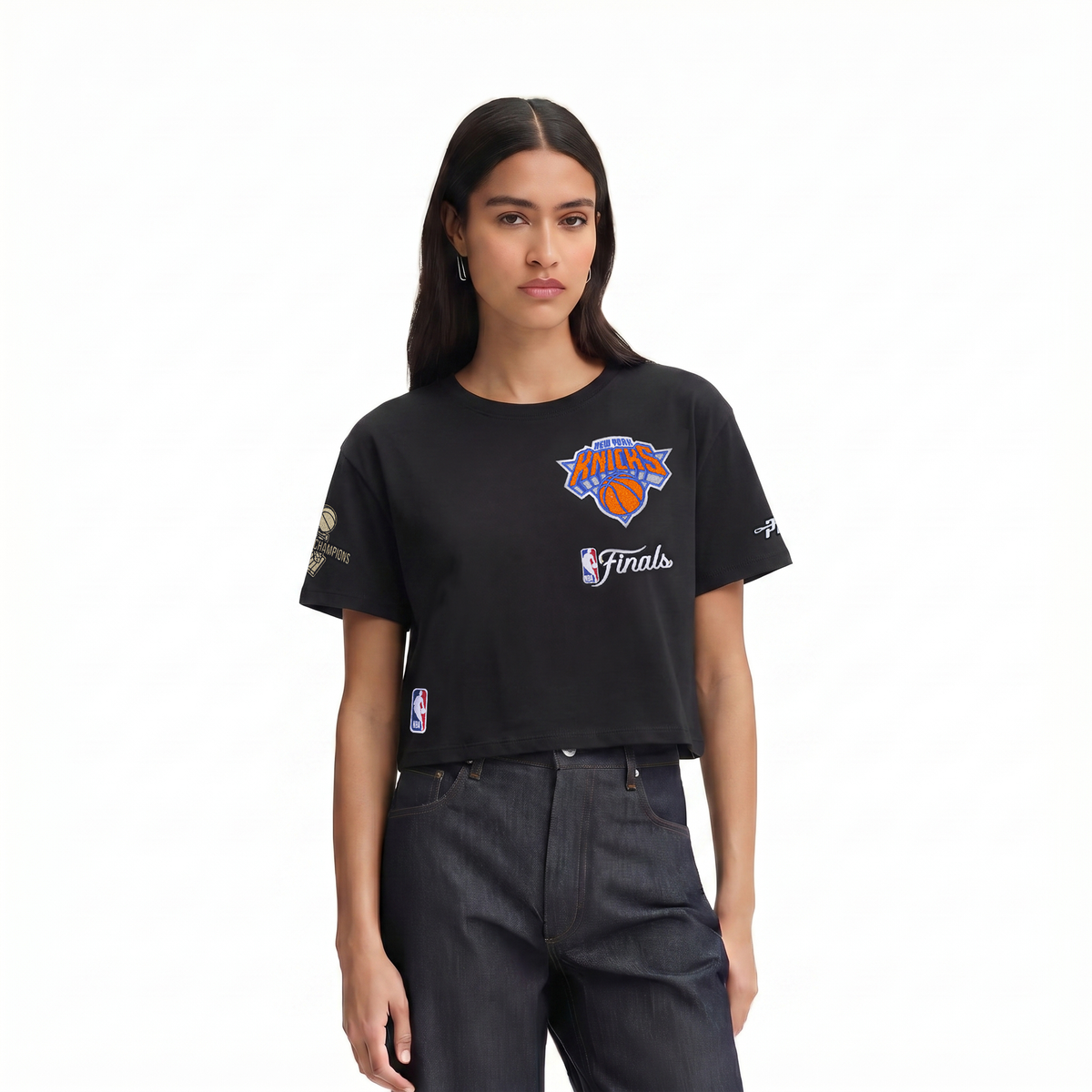 NBA NEW YORK KNICKS T-SHIRT DU CHAMPIONNAT 2026 À MANCHES COURTES ET À COUPE CARRÉE POUR FEMME (NOIR)