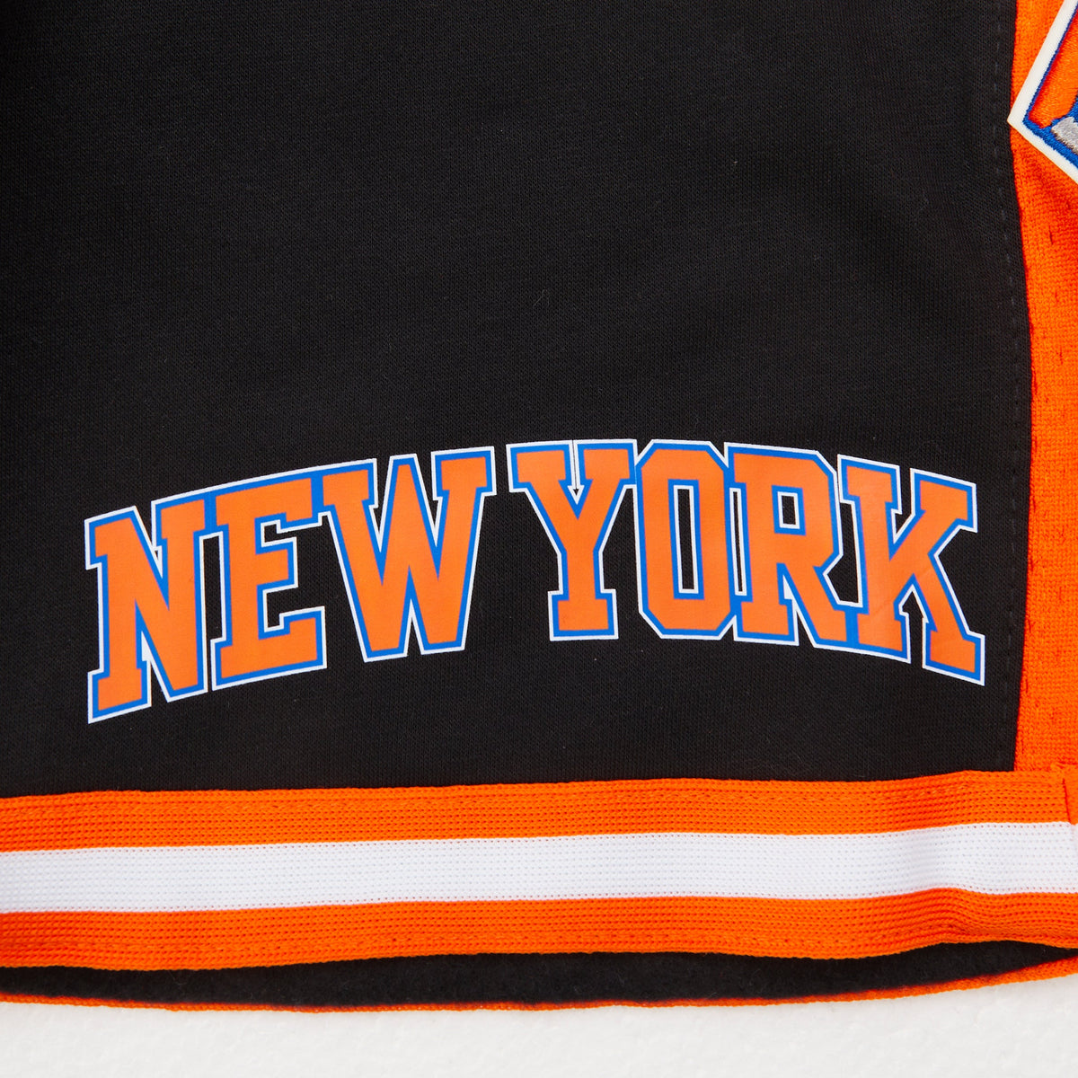 NBA NEW YORK KNICKS CLASSIC BIG BOY'S FLEECE 2.0 SHORT (BLACK/ORANGE)