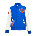 NBA NEW YORK KNICKS CLASSIC BLOUSON COLLÉGIAL EN LAINE POUR GARÇON JUNIOR (BLEU ROYAL/BLANC)