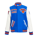 NBA NEW YORK KNICKS RETRO CLASSIC BLOUSON COLLÉGIAL EN LAINE À BORDS CÔTELÉS POUR GARÇON JUNIOR (BLEU ROYAL/ORANGE/BLEU ROYAL)