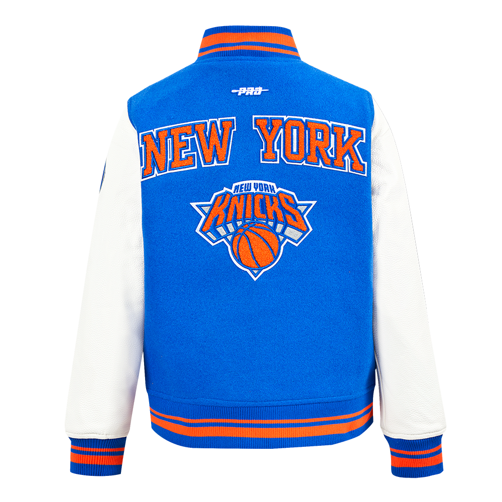 NBA NEW YORK KNICKS RETRO CLASSIC BLOUSON COLLÉGIAL EN LAINE À BORDS CÔTELÉS POUR GARÇON JUNIOR (BLEU ROYAL/ORANGE/BLEU ROYAL)