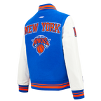 NBA NEW YORK KNICKS RETRO CLASSIC BLOUSON COLLÉGIAL EN LAINE À BORDS CÔTELÉS POUR GARÇON JUNIOR (BLEU ROYAL/ORANGE/BLEU ROYAL)