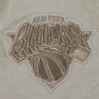 NBA NEW YORK KNICKS NEUTRAL T-SHIRT À MANCHES COURTES ET À COUPE CARRÉE POUR FILLE JUNIOR (TAUPE)