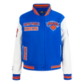 NBA NEW YORK KNICKS RETRO CLASSIC BLOUSON COLLÉGIAL EN LAINE À BORDS CÔTELÉS POUR FEMME (BLEU ROYAL/ORANGE/BLEU ROYAL)