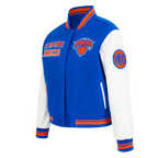 NBA NEW YORK KNICKS RETRO CLASSIC BLOUSON COLLÉGIAL EN LAINE À BORDS CÔTELÉS POUR FEMME (BLEU ROYAL/ORANGE/BLEU ROYAL)