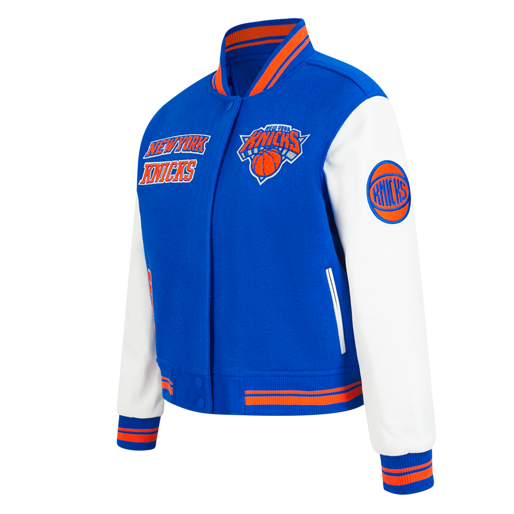 NBA NEW YORK KNICKS RETRO CLASSIC BLOUSON COLLÉGIAL EN LAINE À BORDS CÔTELÉS POUR FEMME (BLEU ROYAL/ORANGE/BLEU ROYAL)