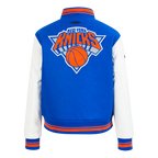 NBA NEW YORK KNICKS RETRO CLASSIC BLOUSON COLLÉGIAL EN LAINE À BORDS CÔTELÉS POUR FEMME (BLEU ROYAL/ORANGE/BLEU ROYAL)