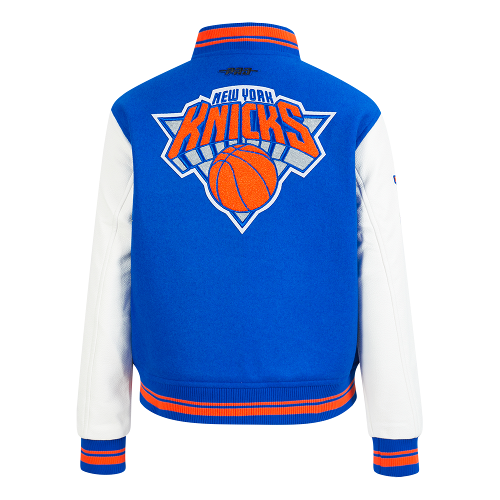 NBA NEW YORK KNICKS RETRO CLASSIC BLOUSON COLLÉGIAL EN LAINE À BORDS CÔTELÉS POUR FEMME (BLEU ROYAL/ORANGE/BLEU ROYAL)