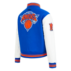 NBA NEW YORK KNICKS RETRO CLASSIC BLOUSON COLLÉGIAL EN LAINE À BORDS CÔTELÉS POUR FEMME (BLEU ROYAL/ORANGE/BLEU ROYAL)