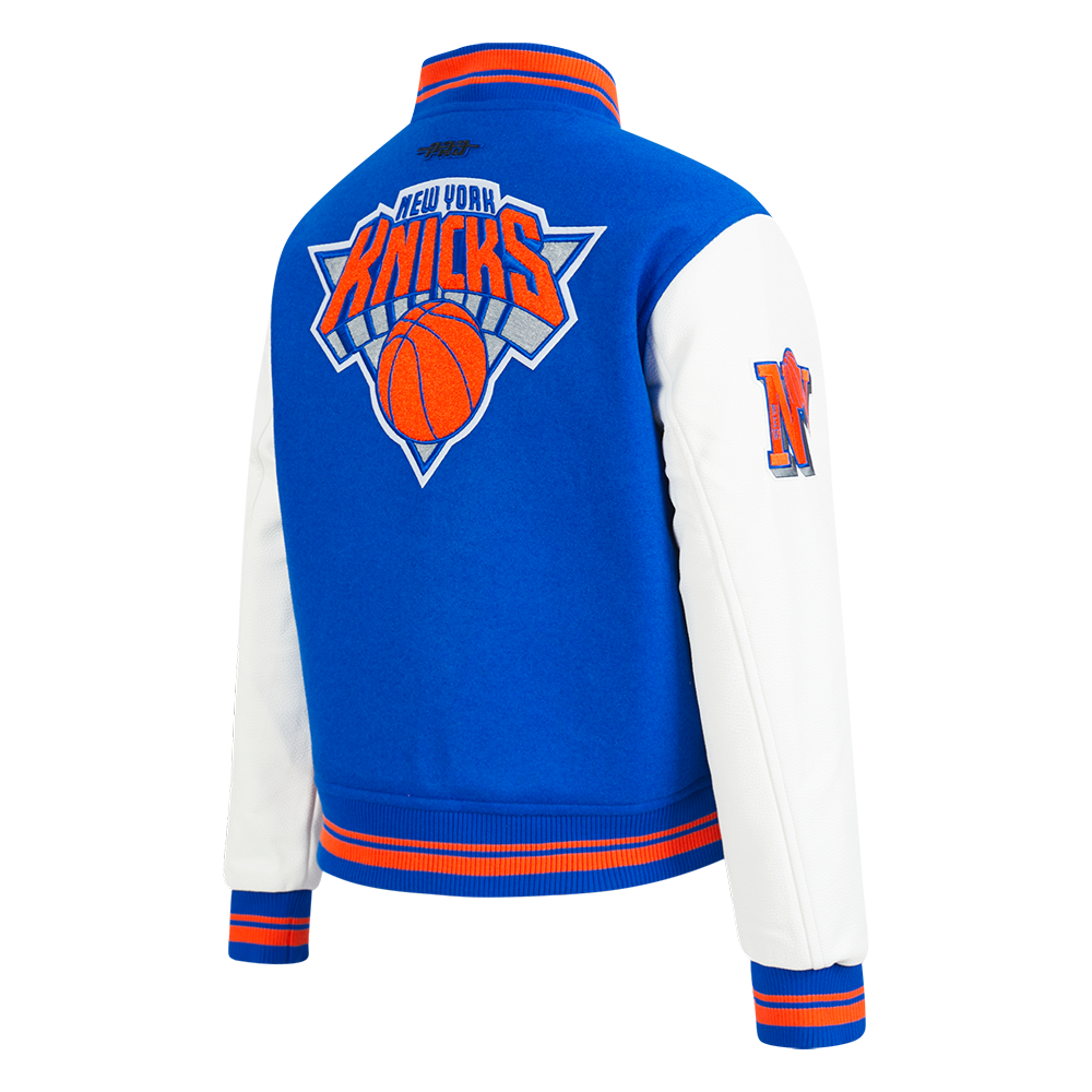 NBA NEW YORK KNICKS RETRO CLASSIC BLOUSON COLLÉGIAL EN LAINE À BORDS CÔTELÉS POUR FEMME (BLEU ROYAL/ORANGE/BLEU ROYAL)